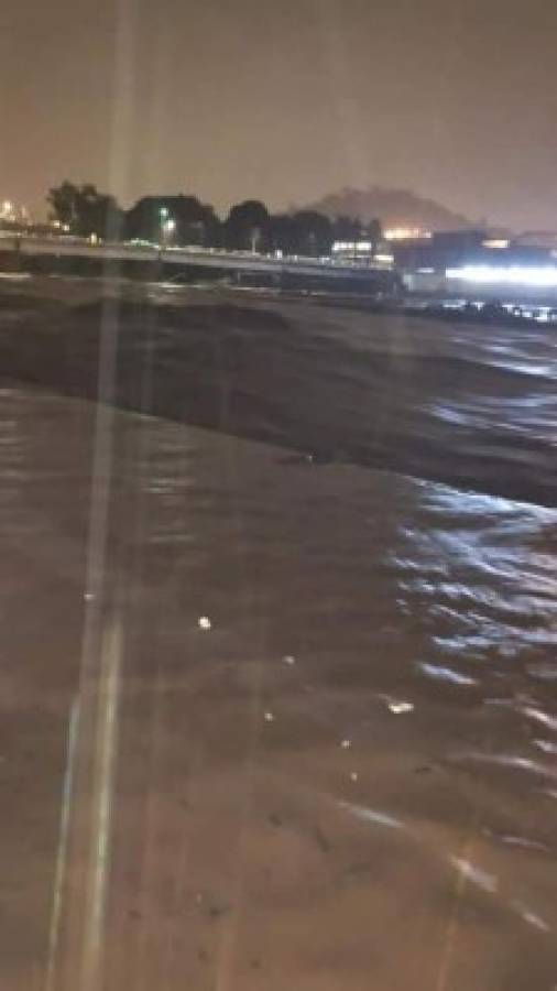 Impactantes fotos: El río Choluteca se desbordó anoche en Tegucigalpa tras el paso de Iota