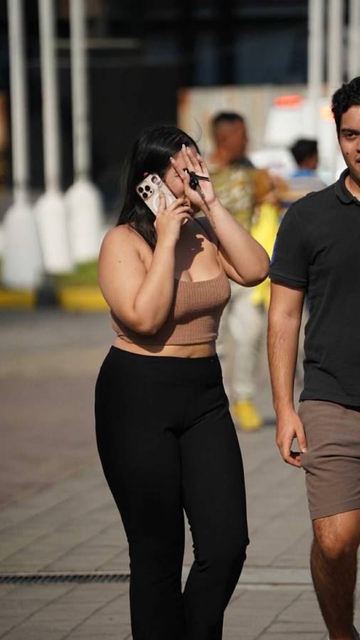 Ambientazo para la final entre Real España y Olimpia: La chica que se escondió, ¿por qué? el periodista sorprendido y las bellezas