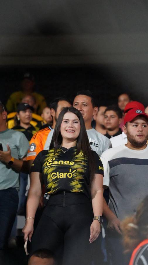 Ambientazo para la final entre Real España y Olimpia: La chica que se escondió, ¿por qué? el periodista sorprendido y las bellezas