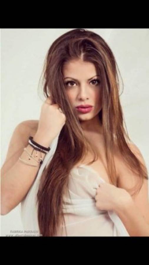 Sexy esposa de futbolista culpa al DT por no poner a jugar a su marido en el fútbol de España