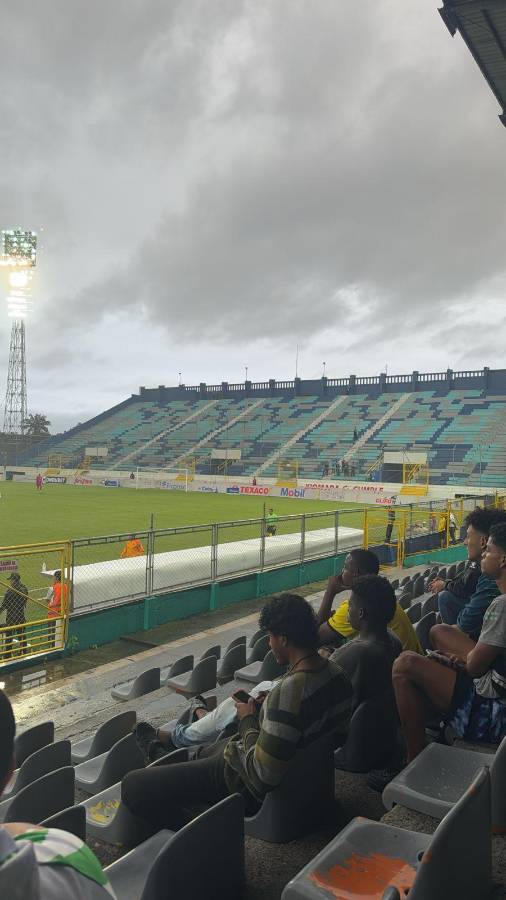 La triste imagen en el estadio Morazán, Real España estrenó uniforme y los incidentes de los aficionados con la Policía
