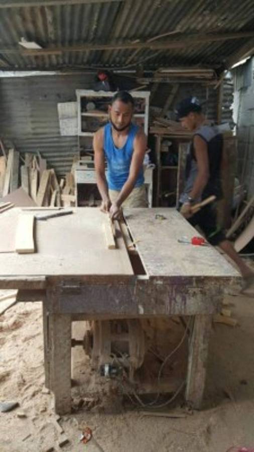 Así es la nueva vida del futbolista Manuel Doño en el taller de ebanistería