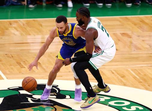Stephen Curry #30 ante la marca de Jaylen Brown en la final de la NBA.
