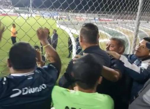 Miembros del staff del Motagua intentaron calmar al entrenador del Motagua en el altercado con el aficionado.
