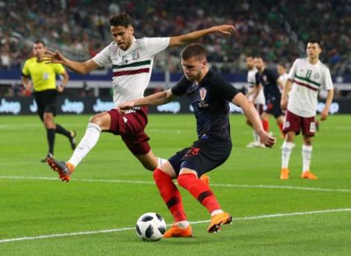 ARLINGTON, TX - MARCH 27: Diego Reyes #5 of Mexico defends as Ante Rebic #18 of Croatia tries to set up a shot in an international friendly soccer match at AT&T Stadium on March 27, 2018 in Arlington, Texas. Richard Rodriguez/Getty Images/AFP== FOR NEWSPAPERS, INTERNET, TELCOS & TELEVISION USE ONLY ==