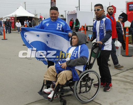Hondureños pintan de azul y blanco las afueras del estadio Avaya