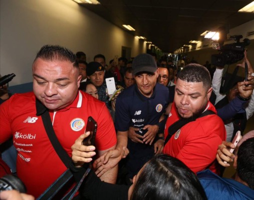 ¡Autógrafos, selfies y lágrimas! Keylor Navas desata locura a su llegada a Guatemala