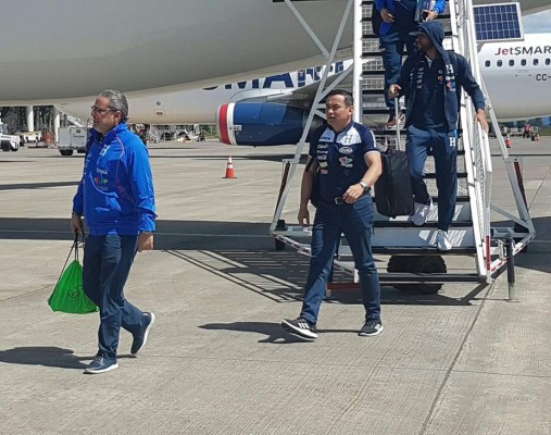 Honduras arriba a Temuco en vuelo chárter para enfrentar a Chile