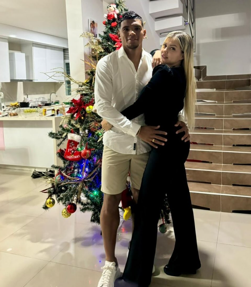 Le filtraron una foto íntima con su esposa y aclara la situación: “Hemos recibido intentos de extorsión”