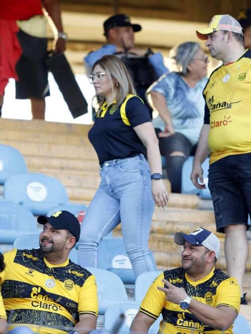 NO SE VIO EN TV: Feo gesto de  Moya a Troglio, la modelo que reapareció y lo insólito que pasó en el Real España - Olimpia