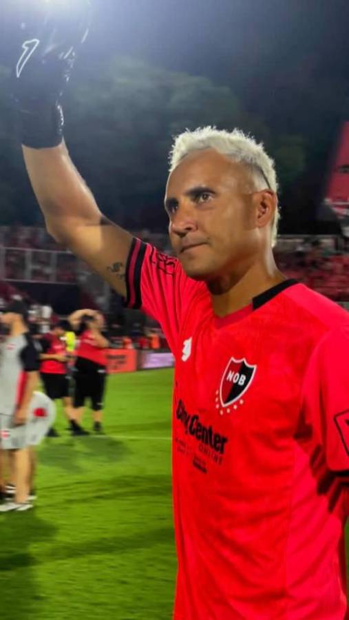 Keylor Navas se lució en su debut con Newell’s en Argentina: recibió premio y espectacular postal con la afición