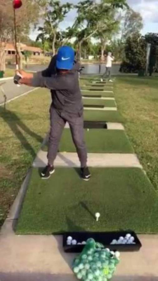 Carlos Pavón, Hristo Stoichkov y Donald Trump se la pasan de maravilla en un mano a mano jugando al golf