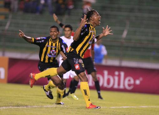 La “Sombra Voladora” lideró la remontada ante Liberia Mía. Marlon Leña, atrás, celebrando uno de los tantos de Pavón.