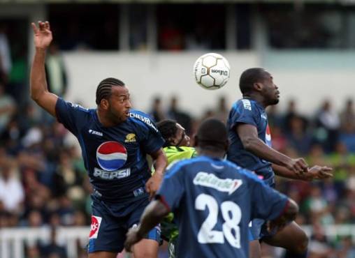 Torneo Apertura 2007-Final-Motagua Vrs Marathon. victor la muma bernardez y Osman chavez defensa del motagua disputa el balon con Mitchel Brown Delantero del marathon