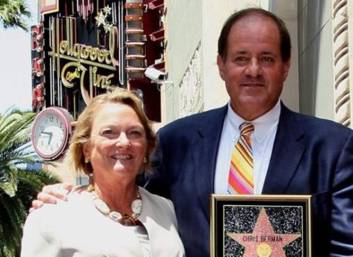 'Kathy tenía un gran corazón', dijo su espos Chris Berman. Aquí mientras recibía un premio como peridosita deportivo.