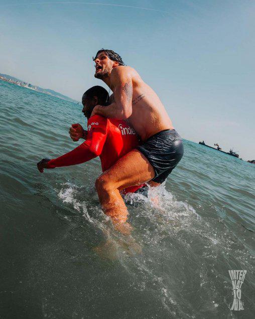 ¡Esto ya es una burla total! Futbolistas del Eintracht Frankfurt festejan clasificación en la playa de Barcelona: Siguen en las nubes