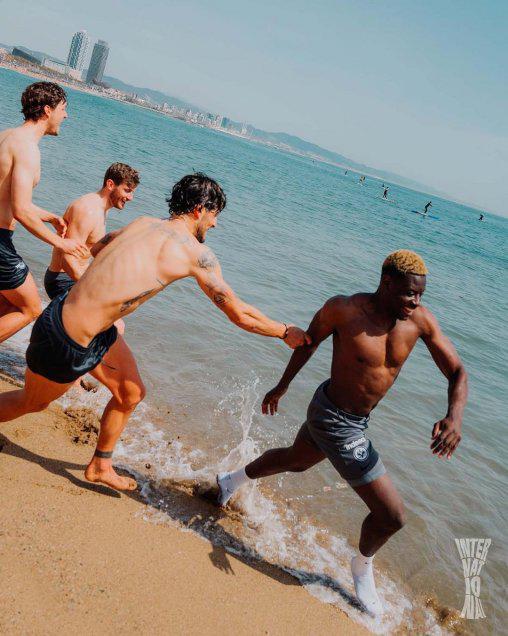 ¡Esto ya es una burla total! Futbolistas del Eintracht Frankfurt festejan clasificación en la playa de Barcelona: Siguen en las nubes