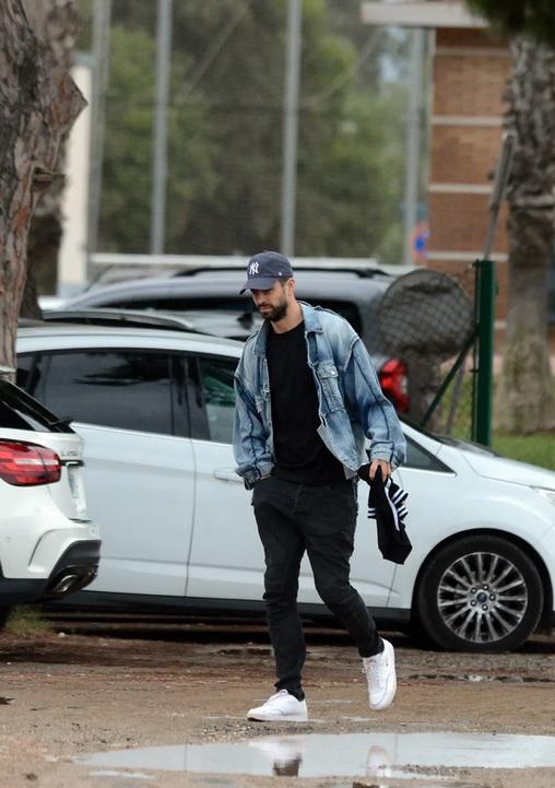 Incómodo momento: Shakira y Piqué estuvieron en un partido de béisbol de su hijo y así fueron captados