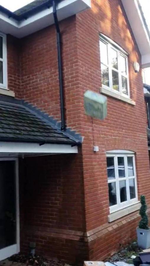 Futbolista es engañado por su mujer y bota sus pertenencias a la calle: “Qué vergüenza. Ten un poco de respeto por ti”