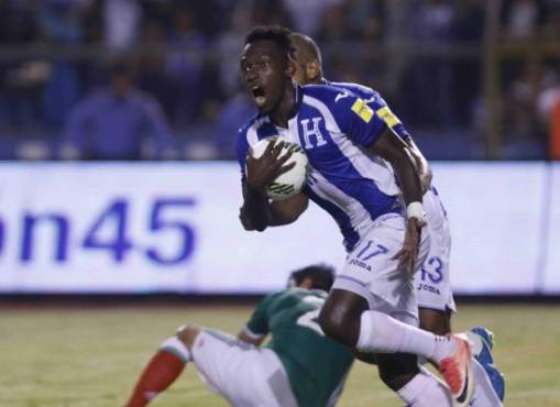 Ãlbert Elis de la seleccion de Honduras celebra uno de los goles marcado a la seleccion de Mexico, y donde clasifica al repechaje antes la seleccion de Autralia 2017.