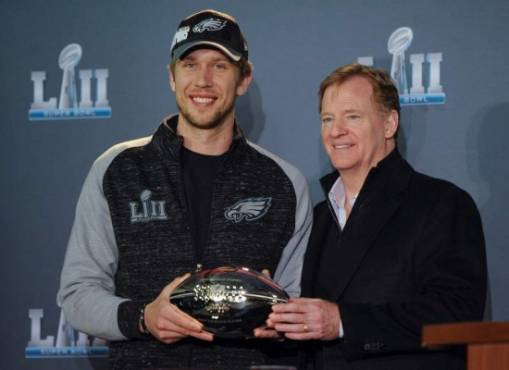 MSP06. BLOOMINGTON (ESTADOS UNIDOS), 05/02/2018.- El comisionado de la Liga Nacional de Fútbol Americano (NFL), Roger Goodell (d), entrega el MVP de la Super Bowl al pasador de los Philadelphia Eagles Nick Foles (i) durante una rueda de prensa en Bloomington, Minnesota, Estados Unidos, hoy, 5 de febrero de 2018. El mariscal de campo reserva Nick Foles hizo historia al liderar a los Eagles de Filadelfia en la victoria por 41-33 ante los Patriots de Nueva Inglaterra en el partido de la 52 edición el Super Bowl de la Liga Nacional del Fútbol Americano (NFL), que se disputó este domingo en el U.S. Bank Stadium de Minneapolis. EFE/ Craig Lassig