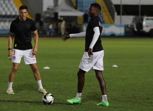 Calentamiento de los leones para el comienzo del partido.