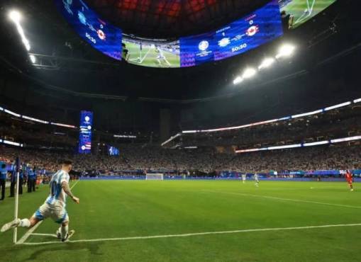 El pasto natural ha sido instalado sobre césped sintético, lo cual perjudica el terreno de juego.