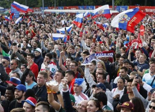 The casket containing the remains of George Floyd are taken to a memorial service in his honor on June 4, 2020, in Minneapolis, Minnesota. - On May 25, 2020, Floyd, a 46-year-old black man suspected of passing a counterfeit $20 bill, died in Minneapolis after Derek Chauvin, a white police officer, pressed his knee to Floyd's neck for almost nine minutes. (Photo by CHANDAN KHANNA / AFP)