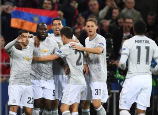 Manchester United's forward from Belgium Romelu Lukaku (2nd L) celebrates with teammates after scoring a goal during the UEFA Champions League Group A football match between PFC CSKA Moscow and Manchester United FC in Moscow on September 27, 2017. / AFP PHOTO / Kirill KUDRYAVTSEV