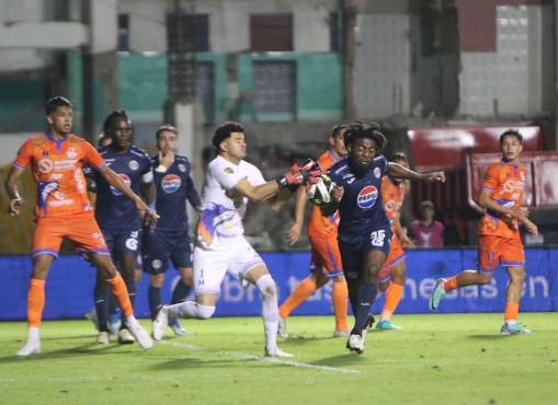 Motagua vapulea a la UPNFM en el inicio del Apertura 2024 con hattrick incluido de Agustín Auzmendi