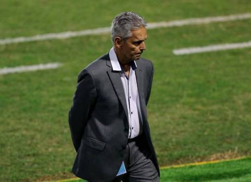 Reinaldo Rueda ya recibió su primer revés tras no lograr clasificar a Honduras a la Copa América. Foto: Diez.