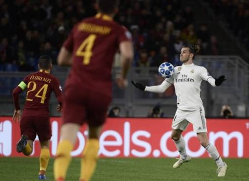 Real Madrid's Welsh forward Gareth Bale chest controls the ball during the UEFA Champions League group G football match AS Rome vs Real Madrid on November 27, 2018 at the Olympic stadium in Rome. (Photo by Filippo MONTEFORTE / AFP)