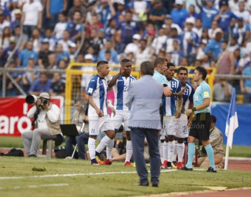 CURIOSAS: El saludo de Pinto y Postecoglou y el detalle de Boniek con los titulares