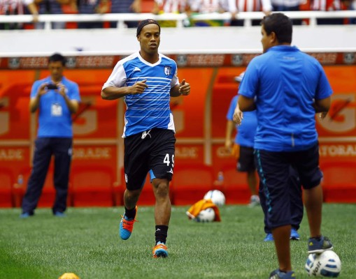 Ronaldinho anota su primer gol con Querétaro