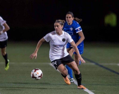 Escándalo en Estados Unidos: DT las llegó a forzar para acostarse con él y a besarse entre ellas