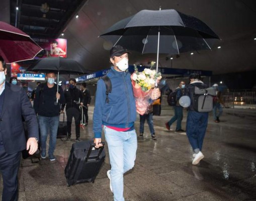 Futbolistas del Wuhan regresan a casa luego de tres meses de ausencia y son recibidos como héroes