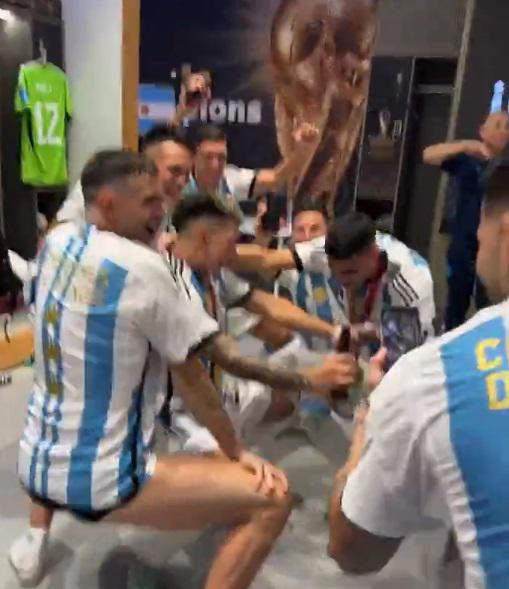 Hubo “perreo intenso”: La celebración íntima de Argentina en su camerino; le dejaron un dardo a Mbappé y Camavinga