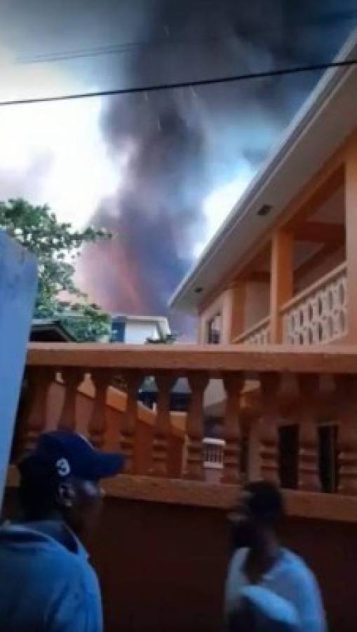 ¡Zozobra! Voraz incendio consume alrededor de 40 viviendas en la isla de Guanaja