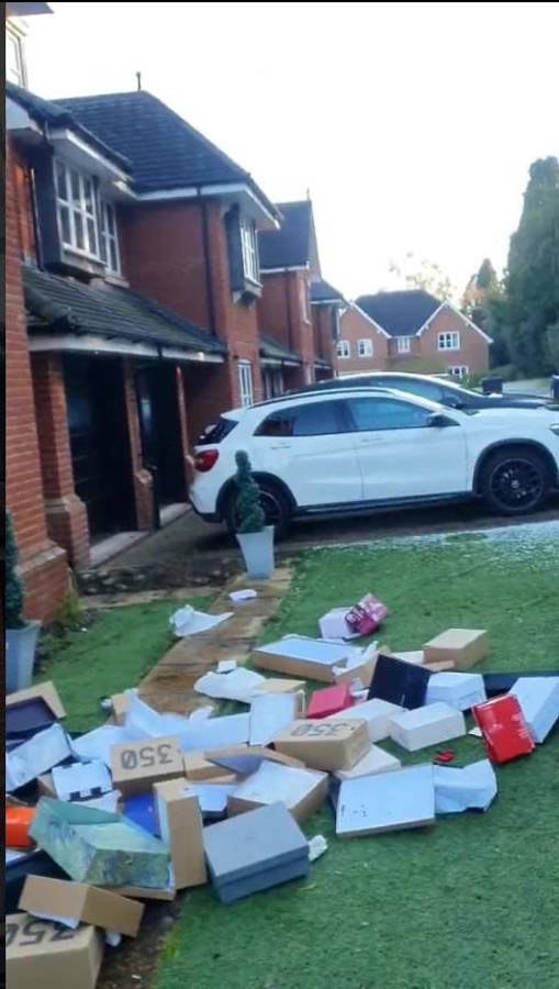 Futbolista es engañado por su mujer y bota sus pertenencias a la calle: “Qué vergüenza. Ten un poco de respeto por ti”