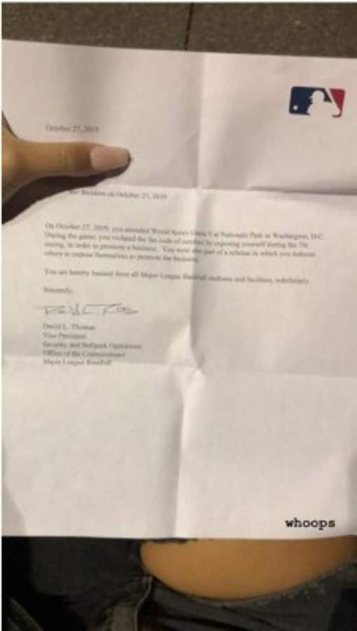 Expulsan de por vida a dos infartantes modelos por desnudarse en juego de la Serie Mundial