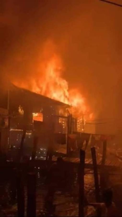 ¡Zozobra! Voraz incendio consume alrededor de 40 viviendas en la isla de Guanaja