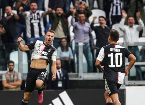 Juventus' Welsh midfielder Aaron Ramsey celebrates after scoring an equalizer during the Italian Serie A football match Juventus vs Verona on September 21, 2019 at the Juventus stadium in Turin. (Photo by Isabella BONOTTO / AFP)