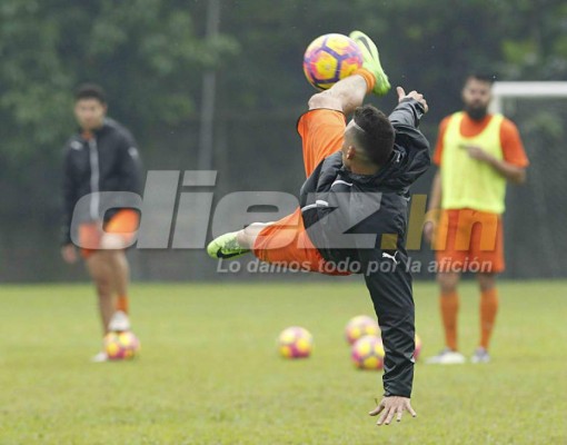 Entre regalos, jugando billar y muchas sonrisa se entrenó el Real España