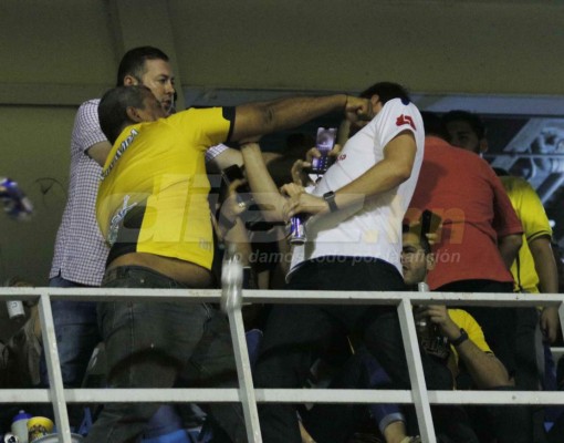En fotos: Así fue la pelea entre aficionado del Olimpia y Real España en el palco
