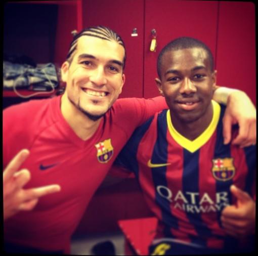 Irreconocible: El increíble antes y después del nuevo fichaje del Barcelona; se pone aceite de bebé en los juegos