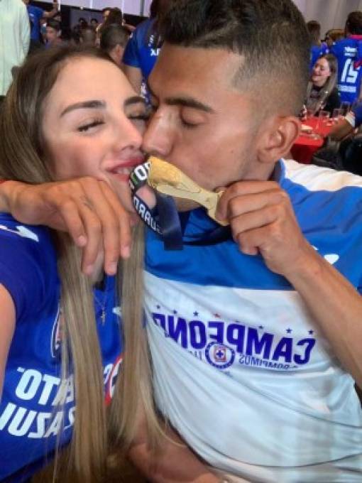 Beso a la Copa y para ellas: las chicas que enamoraron en la celebración de Cruz Azul y un invitado inesperado