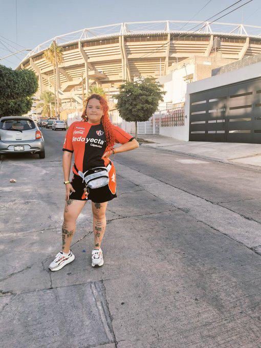 ¡Locura merengue! Afición del Olimpia comienza a “pintar” el estadio Jalisco y esposa de futbolista del Atlas sorprende con mensaje en pancarta