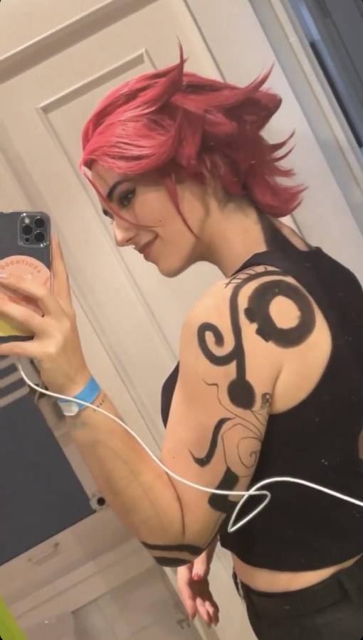 Conoce a la artista marcial y cosplayer española que cautiva con su talento y su gran condición física