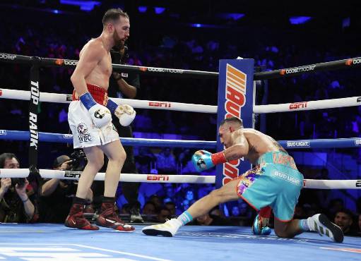 ¡Honduras celebra! Teófimo López, en decisión dividida, venció al español Sandor Martín y da paso gigante en el superligero