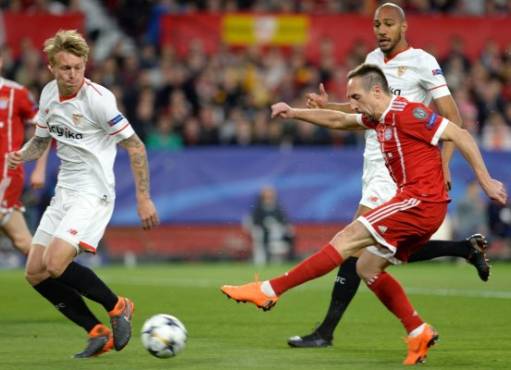 Bayern Munich's French midfielder Franck Ribery (R bottom) shoots beside Sevilla's French midfielder Steven N'Zonzi during the UEFA Champions League quarter-final first leg football match between Sevilla FC and Bayern Munich at the Ramon Sanchez Pizjuan Stadium in Sevilla on April 3, 2018. / AFP PHOTO / CRISTINA QUICLER